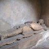 Cathédrale Saint-Vincent de Saint-Malo – gisant exhumé lors du déblaiement des chapelles de l’abside (chœur, bas-côté sud).