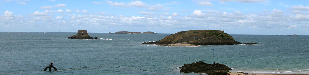 Le Grand Bé, le Petit Bé et Cézembre vus des remparts de Saint-Malo à marée haute