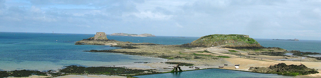 Le Grand Bé, le Petit Bé et Cézembre vus des remparts de Saint-Malo à marée basse