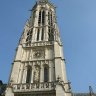 Le beffroi de la place du Louvre vu de face. A droite, l'Ange et la toiture du transept nord de Saint-Germain l'Auxerrois.