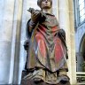 Sculpture en bois polychrome représentant saint Germain l'Auxerrois (XVe siècle). Elle est placée à la jonction du chœur et du transept nord.