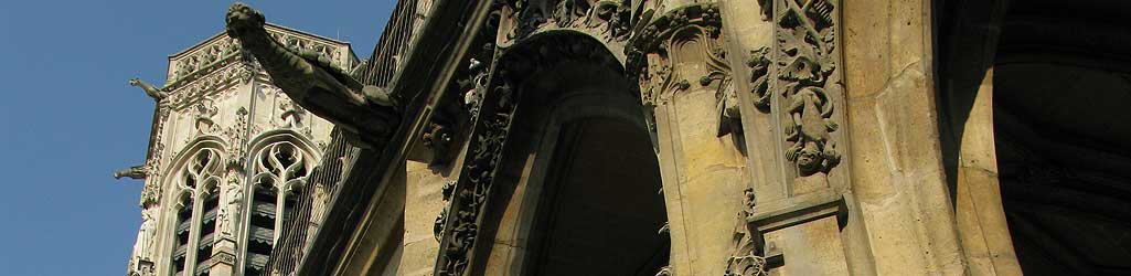 Saint-Germain l'Auxerrois - voussures du porche extérieur et gargouille (XVe siècle)