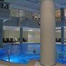 Trianon Palace, la piscine s'ouvre sur un solarium de style parfaitement « Trianon » aux beaux jours. 