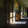 Abbaye des Vaux de Cernay - les fenêtres du couloir au 1er étage ouvrent sur le parc côté étang