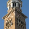Vérone - le sommet de la torre dei Lambertini (1464) - il faut grimper 368 marches pour  accéder à la partie octogonale qui surmonte les cloches. Un ascenseur (moyennant supp.) permet aussi de l'atteindre sans effort.