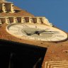 Vérone - piazza delle Erbe - l'horloge de la torre dei Lambertini (sur la façade côté piazza delle Erbe).