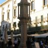 Vérone - piazza delle Erbe : le Capitello (ou Tribuna), tribune où l'on énonçait les décrets et les sentences)