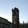 Vérone - piazza delle Erbe : la torre del Gardello (1370 - 44 m de haut). Édifiée par Cansignorio della Scala, membre de la dynastie des Scaliger qui assassina son frère Cangrande II pour prendre possession de Vérone.