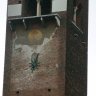 Vérone - piazza delle Erbe - détail de la torre del Gardello. Aussi appelée torre dell'orologio, une horloge dont le mécanisme était relié à une cloche y fut installée au XVe siècle. La cloche portant l'image de St Zeno et les emblèmes des Scaliger est aujourd'hui conservée au Castelvecchio.