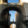 Vérone - piazza delle Erbe : l'arco della Costa (accès à la piazza dei Signori) et sa côte de baleine en suspension.