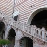 Vérone - piazza dei Signori - la scala della Ragione (1447). Ce bel escalier était à l'origine couvert.
