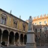 Vérone - piazza dei Signori : la loggia del Consiglio, le palazzo del Governo (ou del Podesta, ses créneaux en queue d'aronde sont la marque du ralliement des Scaligeri aux gibelins) ou vécut Dante lors de son exil et la statue de Dante.