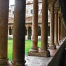 Verone – San Zeno Maggiore – rangée de colonnes doubles dans le cloître.