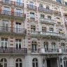 La façade de l'ancien palace, aujourd'hui résidence, Les Ambassadeurs. Boulevard de Russie, style néo-Louis XIII… Vichy, une ville internationale et pleine de fantaisie.