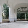 Le Pavillon des Célestins. L'intérieur du pavillon, à gauche le rocher et le pignon, vestige de l'ancien couvent des Célestins